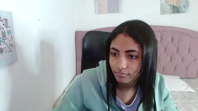 Snapshot of shaneelle chatting on 10.08.25 shaneelle online show from 10.08.25