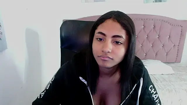 Snapshot of shaneelle chatting on 10.09.25 shaneelle online show from 10.09.25