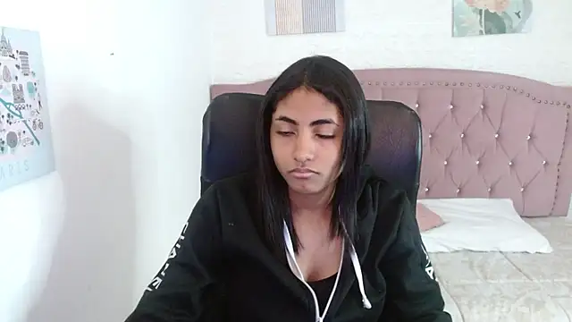 Snapshot of shaneelle chatting on 10.11.25 shaneelle online show from 10.11.25