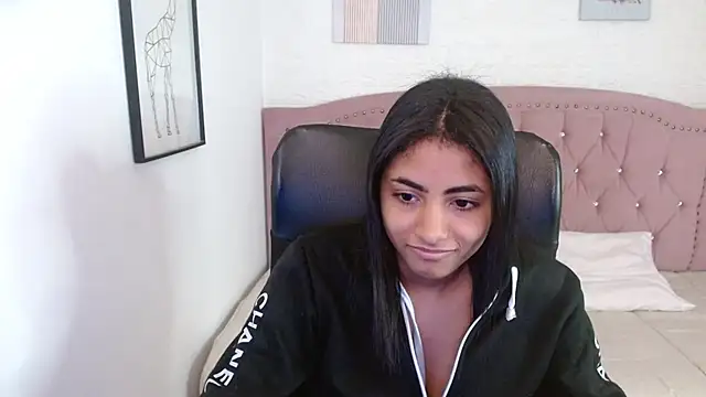 Snapshot of shaneelle chatting on 10.18.25 shaneelle online show from 10.18.25