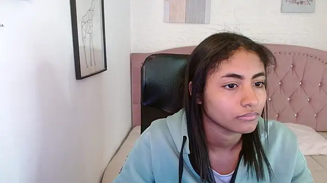 Snapshot of shaneelle chatting on 10.24.25 shaneelle online show from 10.24.25