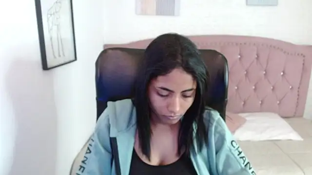 Snapshot of shaneelle chatting on 10.29.25 shaneelle online show from 10.29.25