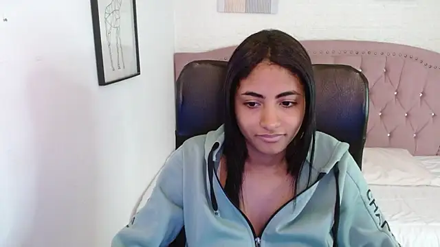 Snapshot of shaneelle chatting on 11.05.25 shaneelle online show from 11.05.25