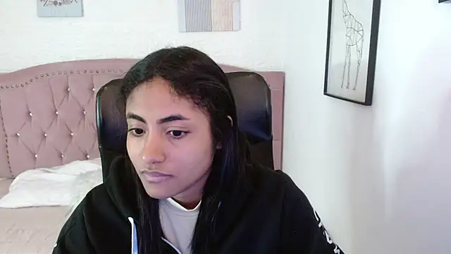 Snapshot of shaneelle chatting on 11.08.25 shaneelle online show from 11.08.25