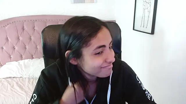 Snapshot of shaneelle chatting on 11.08.25 shaneelle online show from 11.08.25