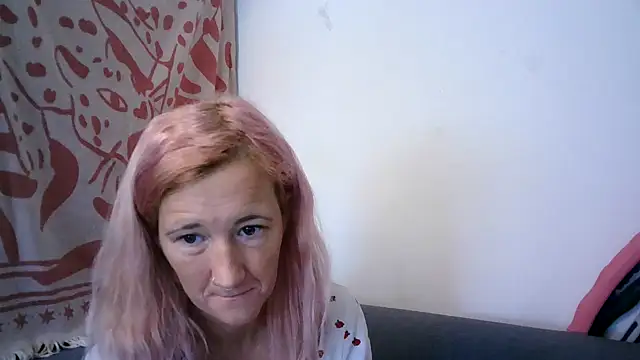Snapshot of ddgeile chatting on 10.20.25 ddgeile online show from 10.20.25