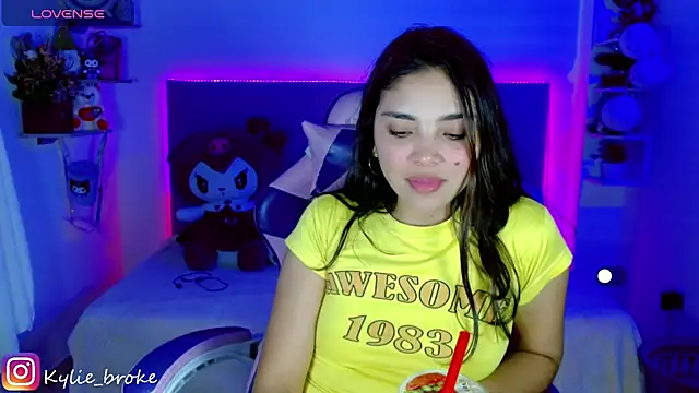 Snapshot of Kylie_brokee chatting on 12.31.24 Kylie brokee online show from 12.31.24