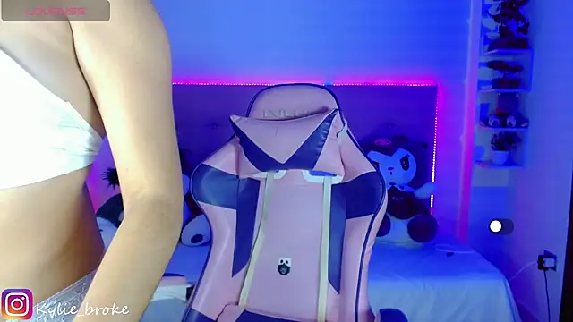 Snapshot of Kylie_brokee chatting on 02.04.25 Kylie brokee online show from 02.04.25