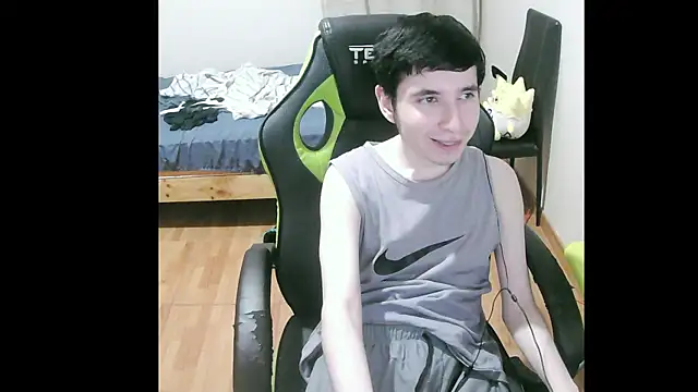 Snapshot of Twink_martinboy chatting on 01.11.25 Twink martinboy online show from 01.11.25