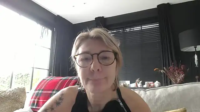 Snapshot of godinflower chatting on 10.12.25 godinflower online show from 10.12.25