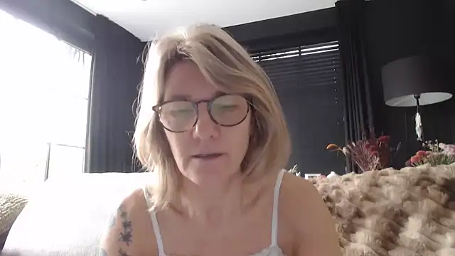 Snapshot of godinflower chatting on 10.21.25 godinflower online show from 10.21.25