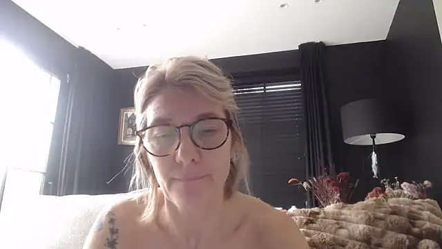 Snapshot of godinflower chatting on 10.23.25 godinflower online show from 10.23.25