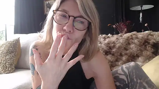 Snapshot of godinflower chatting on 10.28.25 godinflower online show from 10.28.25