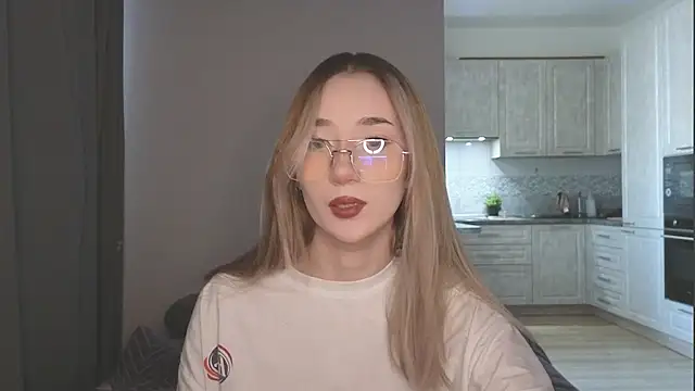 Snapshot of VikiSea chatting on 03.07.25 VikiSea online show from 03.07.25