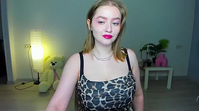 Snapshot of AidaPerry chatting on 09.28.25 AidaPerry online show from 09.28.25