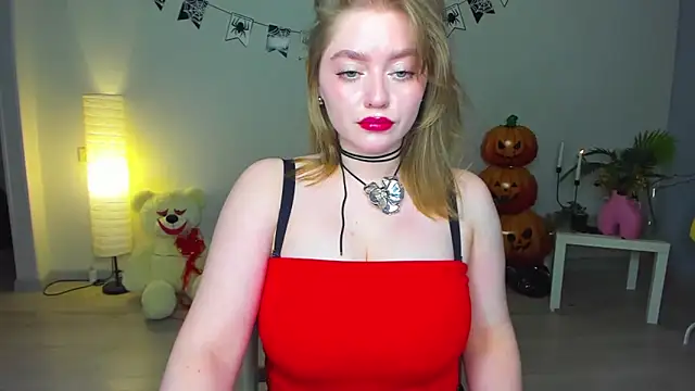 Snapshot of AidaPerry chatting on 10.31.25 AidaPerry online show from 10.31.25