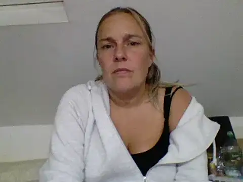 Snapshot of scrummymummy2 chatting on 09.21.25 scrummymummy2 online show from 09.21.25