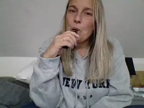 Snapshot of scrummymummy2 chatting on 09.28.25 scrummymummy2 online show from 09.28.25