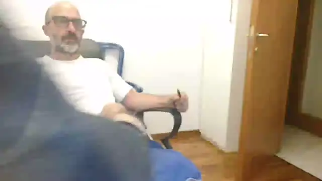 Snapshot of newsimo74 chatting on 10.05.25 newsimo74 online show from 10.05.25