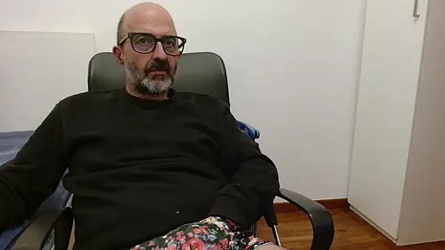 Snapshot of newsimo74 chatting on 11.04.25 newsimo74 online show from 11.04.25