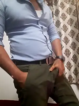 Snapshot of Guyinshortss chatting on 04.18.26 Guyinshortss online show from 04.18.26