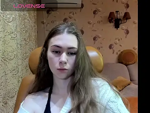 Snapshot of MadeleineWiliams chatting on 10.07.25 MadeleineWiliams online show from 10.07.25