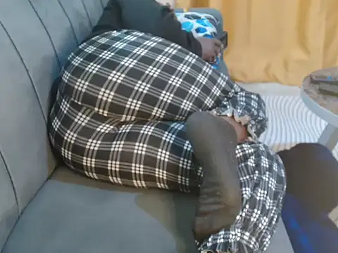 Snapshot of leslysexygirl chatting on 10.17.25 leslysexygirl online show from 10.17.25