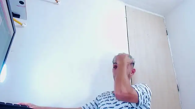 Snapshot of Gregory_hard chatting on 11.09.25 Gregory hard online show from 11.09.25