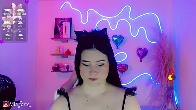 Mia foxx  online show from 01.30.25