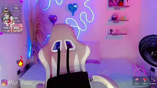 Mia foxx  online show from 02.05.25