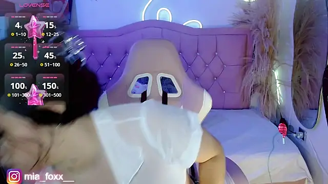 Mia foxx  online show from 09.30.25