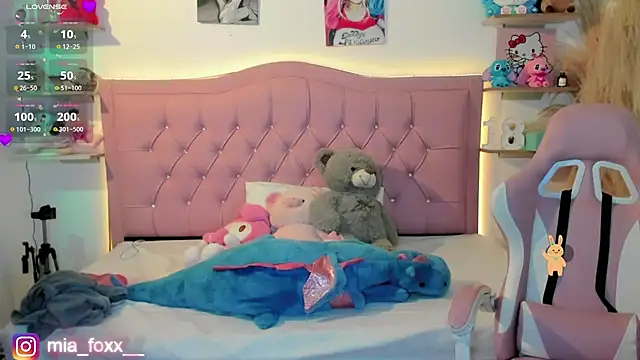 Mia foxx  online show from 11.20.25