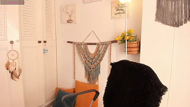 Snapshot of anaruiz_ chatting on 11.18.25 anaruiz online show from 11.18.25