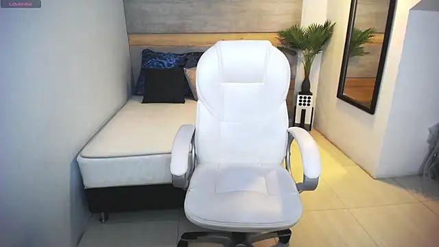 liseth fox online show from 02.18.25