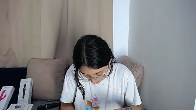 lessliee22  online show from 04.16.26