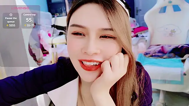 Snapshot of HU131452 chatting on 12.14.24 HU131452 online show from 12.14.24