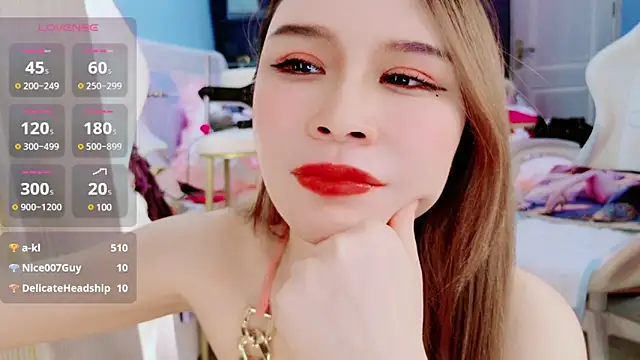 Snapshot of HU131452 chatting on 12.18.24 HU131452 online show from 12.18.24