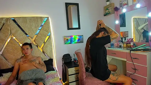 Snapshot of parejacaliente20154 chatting on 10.22.25 parejacaliente20154 online show from 10.22.25