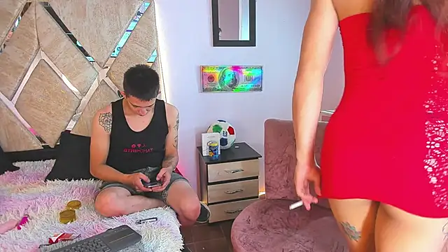 Snapshot of parejacaliente20154 chatting on 10.25.25 parejacaliente20154 online show from 10.25.25