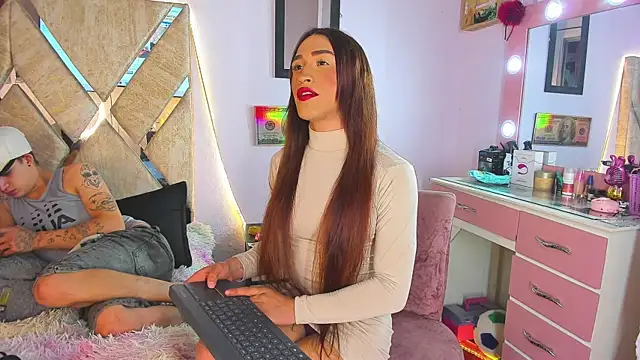 Snapshot of parejacaliente20154 chatting on 11.05.25 parejacaliente20154 online show from 11.05.25