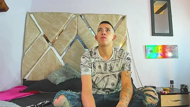 Snapshot of parejacaliente20154 chatting on 11.08.25 parejacaliente20154 online show from 11.08.25