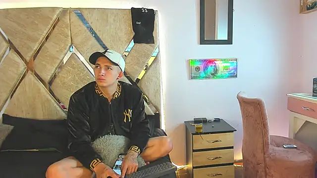 Snapshot of parejacaliente20154 chatting on 11.12.25 parejacaliente20154 online show from 11.12.25