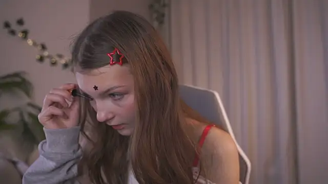 Snapshot of CindyGarrison chatting on 10.19.25 CindyGarrison online show from 10.19.25