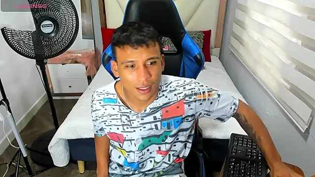 Snapshot of Backsex_boy chatting on 10.24.25 Backsex boy online show from 10.24.25