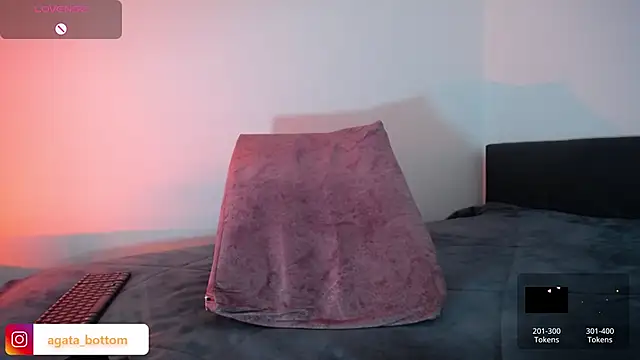 NewAgatha Bolton online show from 11.12.25