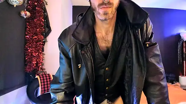 Snapshot of leatherz69 chatting on 02.12.25 leatherz69 online show from 02.12.25
