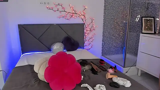 Snapshot of CassieEvans chatting on 10.08.25 CassieEvans online show from 10.08.25