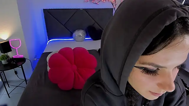 Snapshot of CassieEvans chatting on 10.18.25 CassieEvans online show from 10.18.25