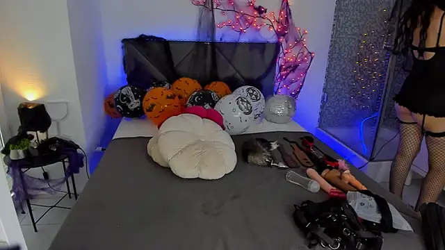 Snapshot of CassieEvans chatting on 10.31.25 CassieEvans online show from 10.31.25