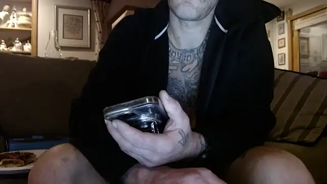 Snapshot of UnCuTupTheBuTT chatting on 10.30.25 UnCuTupTheBuTT online show from 10.30.25